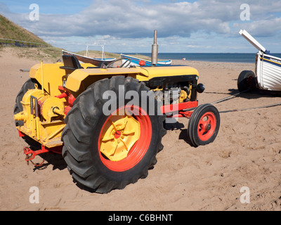 Fischers rote und gelbe Traktor für den Start Boot vom Strand einmal ein Geschäft jetzt ein hobby Stockfoto