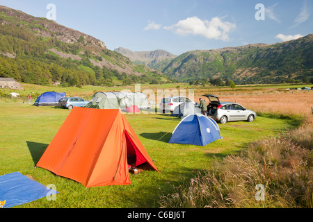 Wohnmobil auf einem Campingplatz auf der Basis Brown Farm im Langdale Tal, mit Blick auf die Langdale Pikes, Lake District, Großbritannien. Stockfoto