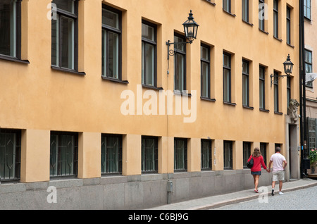 Paare, die hand in Hand Stockholms Gamla Stan (Altstadt) Stockfoto