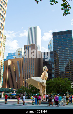 Marilyn Monroe Statue umgeben von Touristen auf der Michigan Avenue in der Innenstadt von Chicago, Illinois. Stockfoto