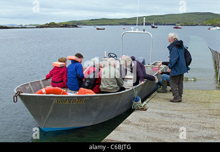 Passagiere der Fähre für Handa Insel (gesehen über den Sund) an Tarbet, in der Nähe von Scourie, Nordwesten Sutherland, Schottland Stockfoto