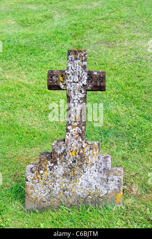 Alten Flechten bedeckten Grabstein Stockfoto