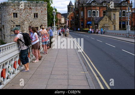 Touristen, die den Fluss Ouse von Lendal Bridge anzeigen, im Zentrum von York, England Stockfoto