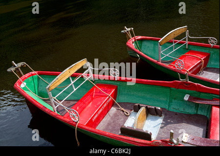 Ruderboote zu mieten auf dem Fluß Nidd in Knaresborough, North Yorkshire Stockfoto