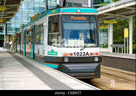 Älteren Stil blaue Straßenbahn in der Media City UK Station in Salford Quays in der Nähe von Manchester, Manchester Metrolink dar Stockfoto