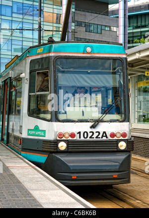 Älteren Stil blaue Straßenbahn in der Media City UK Station in Salford Quays in der Nähe von Manchester, Manchester Metrolink dar Stockfoto