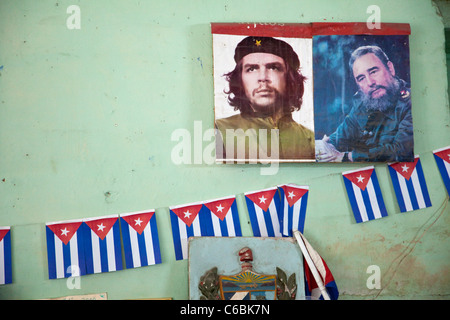 Kuba, Havanna. Führer der Revolution, Che Guevara und Fidel Castro. Wand-Dekoration in einem Geschäft.