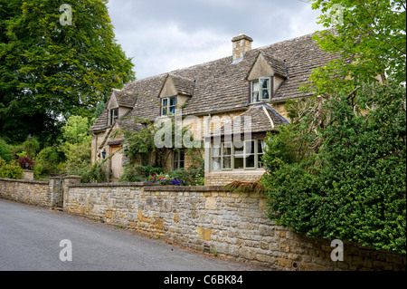 Hübsches Häuschen aus von Cotswold Stein in der Dorftempel Guiting, Gloucestershire, England Stockfoto