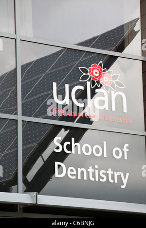 Ein Tracking-solar Photovoltaik-Panel auf dem Campus der UCLAN, der Universität von Centrsl Lancashire, Preston, UK. Stockfoto