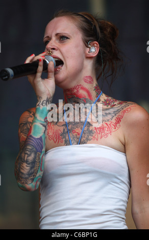 Jennifer Rostock die live auf MTV Campus Invasion 2010 am Jahnstadion. Göttingen, Deutschland - 10.07.2010 Stockfoto