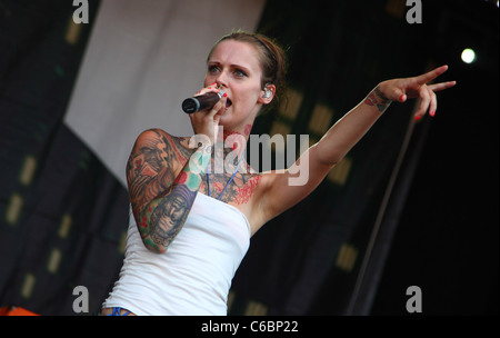 Jennifer Rostock die live auf MTV Campus Invasion 2010 am Jahnstadion. Göttingen, Deutschland - 10.07.2010 Stockfoto