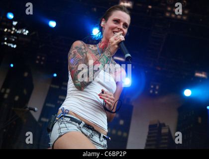 Jennifer Rostock die live auf MTV Campus Invasion 2010 am Jahnstadion. Göttingen, Deutschland - 10.07.2010 Stockfoto