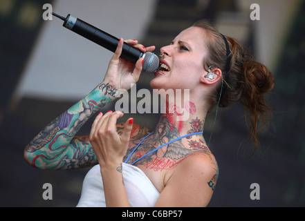 Jennifer Rostock die live auf MTV Campus Invasion 2010 am Jahnstadion. Göttingen, Deutschland - 10.07.2010 Stockfoto