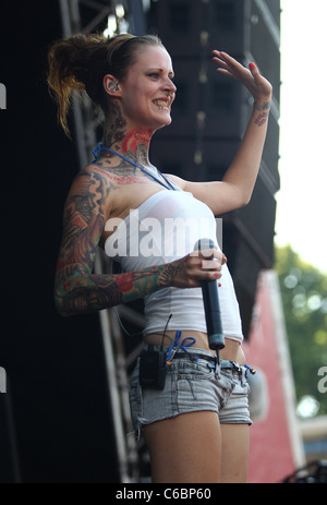 Jennifer Rostock die live auf MTV Campus Invasion 2010 am Jahnstadion. Göttingen, Deutschland - 10.07.2010 Stockfoto