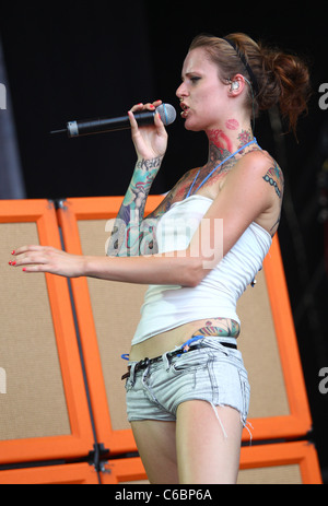 Jennifer Rostock die live auf MTV Campus Invasion 2010 am Jahnstadion. Göttingen, Deutschland - 10.07.2010 Stockfoto