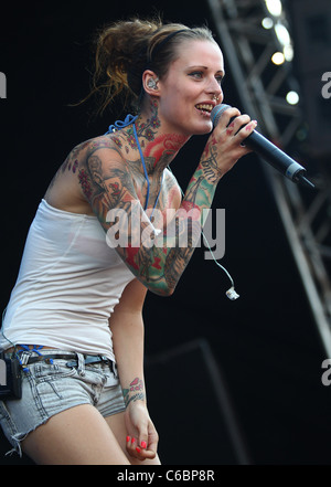 Jennifer Rostock die live auf MTV Campus Invasion 2010 am Jahnstadion. Göttingen, Deutschland - 10.07.2010 Stockfoto