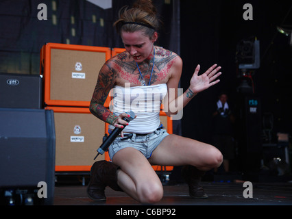 Jennifer Rostock die live auf MTV Campus Invasion 2010 am Jahnstadion. Göttingen, Deutschland - 10.07.2010 Stockfoto