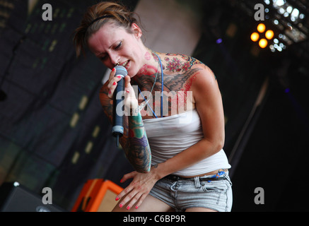 Jennifer Rostock die live auf MTV Campus Invasion 2010 am Jahnstadion. Göttingen, Deutschland - 10.07.2010 Stockfoto