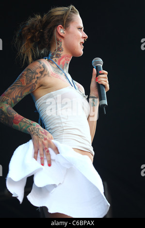 Jennifer Rostock die live auf MTV Campus Invasion 2010 am Jahnstadion. Göttingen, Deutschland - 10.07.2010 Stockfoto