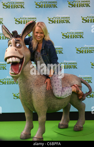 Nova Meierhenrich in der deutschen Erstaufführung von "Shrek Forever After" ("Fuer Immer Shrek") im Movie Park Bottrop-Kirchhellen. Stockfoto