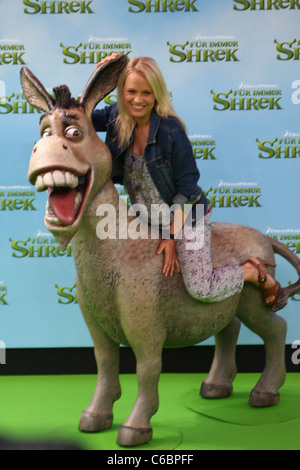 Nova Meierhenrich in der deutschen Erstaufführung von "Shrek Forever After" ("Fuer Immer Shrek") im Movie Park Bottrop-Kirchhellen. Stockfoto