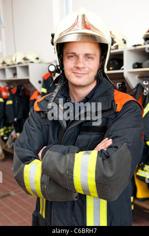 Bild von einem jungen und erfolgreichen Feuerwehrmann bei der Arbeit Stockfoto