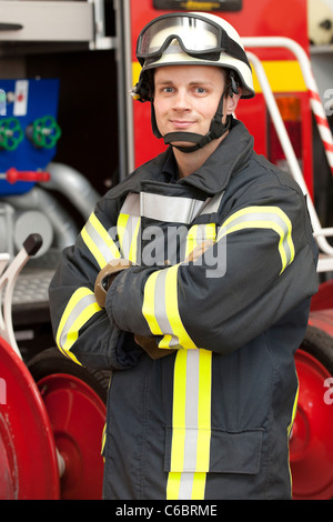 Bild von einem jungen und erfolgreichen Feuerwehrmann bei der Arbeit Stockfoto