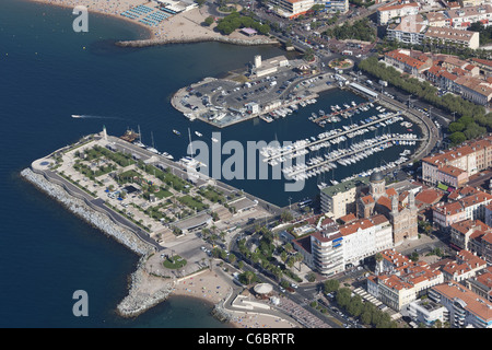 LUFTAUFNAHME. Die Basilika Notre-dame-de-la-victoire und der alte Jachthafen. Saint-Raphaël, Var, Französische Riviera, Frankreich. Stockfoto