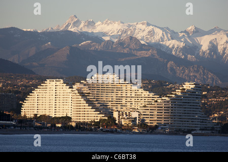 Ein Land des Kontrastes: Die über 3000 Meter hohen Gipfel des Mercantour-Parks sind nur 40 km von den milden Wintern der Riviera entfernt. Marina Baie des Anges. Stockfoto