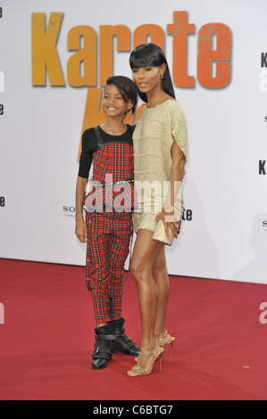 Willow Smith und Jada Pinkett Smith bei der Deutschlandpremiere von "Karate Kid" im CineStar am Potsdamer Platz Kino. Stockfoto