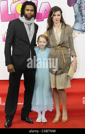 Fernando Spengler, Meira Durand, Nora Tschirner bei der Welt-premiere von "Hier Kommt Lola" im Kino Cinemaxx Dammtor. Stockfoto