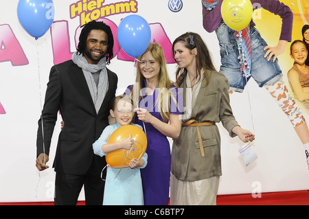 Fernando Spengler, Meira Durand, Julia Jentsch, Nora Tschirner bei der Welt-premiere von "Hier Kommt Lola" am Cinemaxx Dammtor Stockfoto