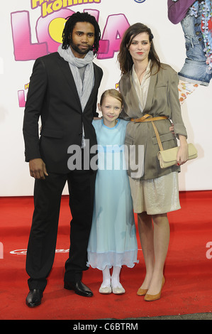 Fernando Spengler, Meira Durand, Nora Tschirner bei der Welt-premiere von "Hier Kommt Lola" im Kino Cinemaxx Dammtor. Stockfoto