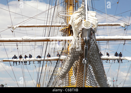 Tall Ships Race, Crew-Mitglieder, die an den Segeln und Takelage eines Schiffes im Hafen arbeiten, Greenock, Inverclyde, Schottland, Großbritannien Stockfoto