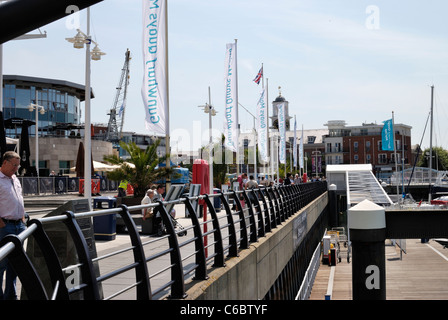 Uferpromenade mit Restaurants und Cafés in Gunwharf Quays in Portsmouth. Hampshire. England Stockfoto