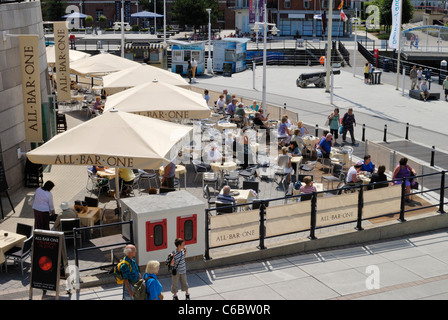 Restaurants und Cafés am Gunwharf Quay in Portsmouth. Hampshire. England. Von oben betrachtet Stockfoto