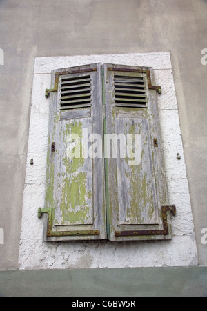 Alte Fensterläden über Fenster in Versoix Stockfoto