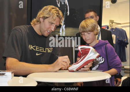 Deutsche Basketball-Spieler Dirk Nowitzki Unterzeichnung Autogramme in Niketown laden am Kurfürstendamm Straße. Berlin, Deutschland- Stockfoto