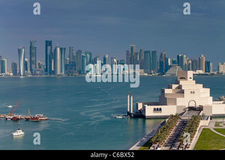 Katar, Naher Osten, Arabische Halbinsel, Doha, erhöhten Blick auf das Museum für islamische Kunst und die Dhau-Hafen