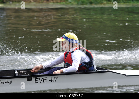 Cox im Boot bei Warwick Regatta, Warwickshire, UK Stockfoto