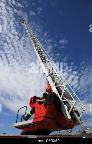 Feuerwehrmann mit der Feuerwehr-LKW-Drehleiter erweitert. Stockfoto