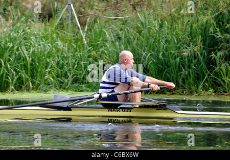 Rudern am Fluss Avon bei Warwick Regatta, Warwickshire, UK Stockfoto