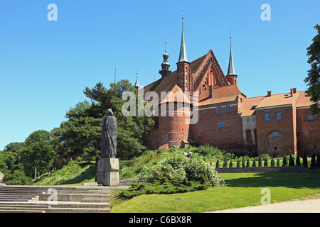 Nicolaus Kopernikus Denkmal im Hintergrund die Kathedrale in Frauenburg, ein Ort, wo er Copernicus arbeitete. Stockfoto