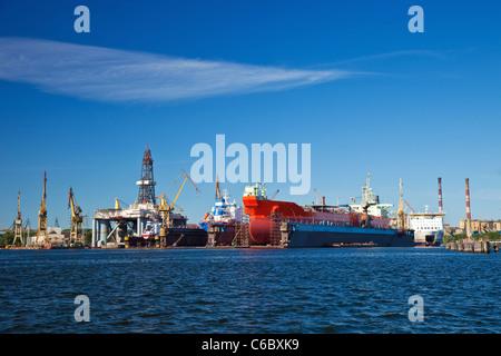 Eine großes Frachtschiff wird in Werft Danzig renoviert. Stockfoto