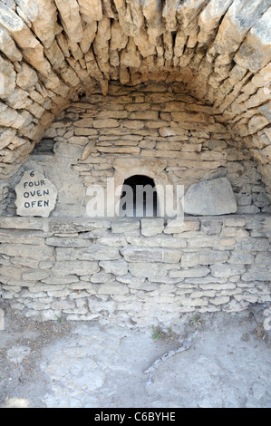 Alten Ofen in Hütte gemacht aus Steinen in der Bories Dorf in der Nähe von Gordes in Region Provence, Frankreich Stockfoto