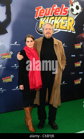 Reiner Schoene, Frau Anja bei der Weltpremiere von "Teufelskicker" im Cinedom Kino. Köln, Deutschland - 07.03.2010. Stockfoto