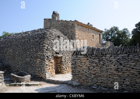 Alte Hütte gemacht aus Steinen in der Bories Dorf in der Nähe von Gordes in Region Provence, Frankreich Stockfoto