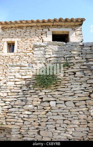 Alte Hütte gemacht aus Steinen in der Bories Dorf in der Nähe von Gordes in Region Provence, Frankreich Stockfoto
