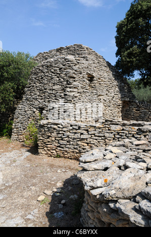 Alte Hütte gemacht aus Steinen in der Bories Dorf in der Nähe von Gordes in Region Provence, Frankreich Stockfoto