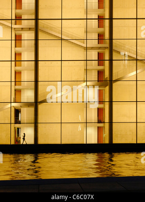 Schattenfiguren vor der Fassade der Bibliothek des Parlaments, Paul-Loebe-Haus, Berlin, Deutschland, Europa Stockfoto